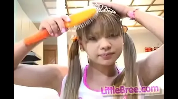 แสดง Little Bree brushers her hair and then shows you her tiny pussy วิดีโอใหม่