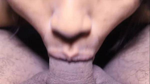 Mostra Succhiando e succhiando il suo cazzo molto ricco e lui mi viene su tutta la faccia un sacco di sperma nella mia piccola bocca e faccianuovi video