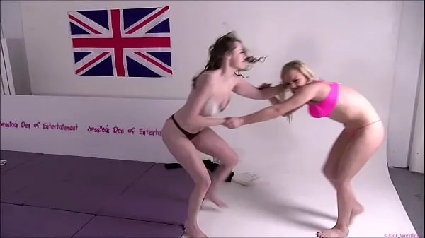 Afficher Strip Wrestling Match - Le perdant se fait couches nouvelles vidéos