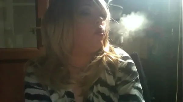 Mostrar BBW Domme Tina Snua fumando um cigarro 120 de perto vídeos recentes