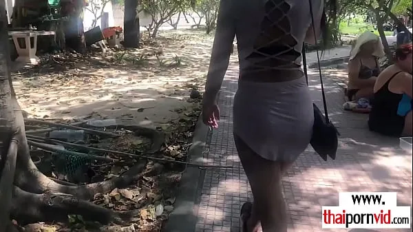 Näytä Amateur Thai teen fucked by a big white cock after a walk in the park tuoretta videota