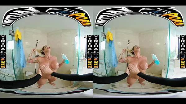 عرض Busty Blonde MILF Robbin Banx Seduces Step Son In Shower مقاطع فيديو حديثة