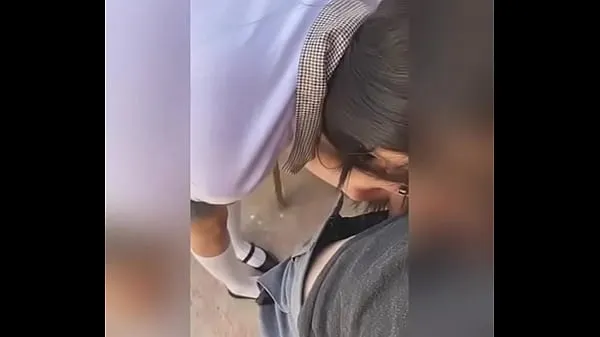 Mostrar ESTUDIANTE Mexicana CHUPANDO una VERGA en la Escuela y al Final la PONEN de PERRITO y se la COGEN ATRAS de los Salones! Se SALE de Clases para CHUPARLE la Verga a un Amigo a Escondidas! Sexo Real Amateur vídeos nuevos