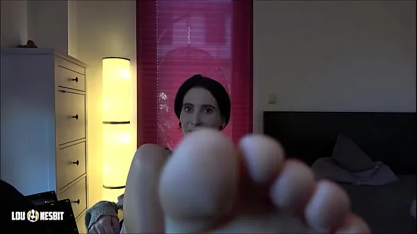 Näytä Lick my sweaty feet Lou Nesbit, Lia Louise tuoretta videota