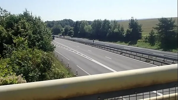 exhib naked on a highway bridge تازہ ویڈیوز دکھائیں