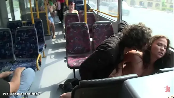 Gefesselte Handgelenke und Ellbogen hinter kleinen Titten brünett Euroschlampe Niki Sweet ging nackt auf öffentlichen Straßen und wurde dann im Bus von großem Schwanz gefickt Zenza Raggineue Videos anzeigen