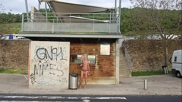 Afficher surpris au cours d'une exhib dans des chiottes d'autoroute (gev2021 nouvelles vidéos