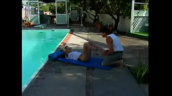 Young brunette is lying by the pool when a hunk comes along to fuck her friss videó megjelenítése