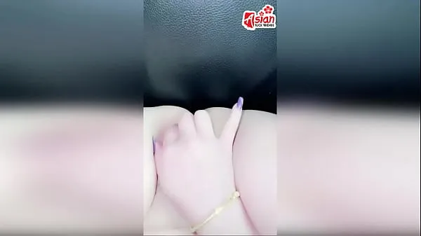 Mostra Curious Asian chick touches her friend's pussynuovi video