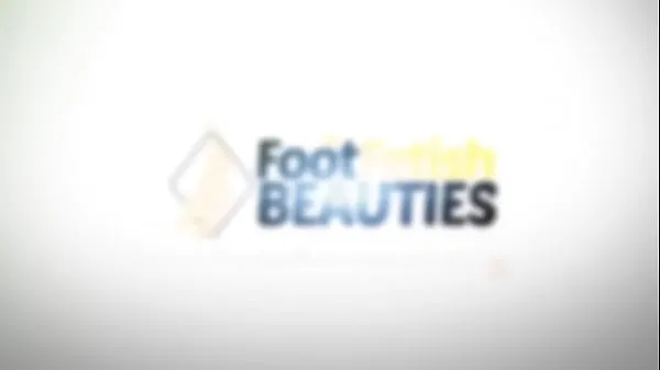 Mostra Barefoot redhead reveals feet in publicnuovi video