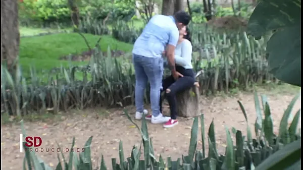 Tampilkan SPYING ON A COUPLE IN THE PUBLIC PARK Video segar