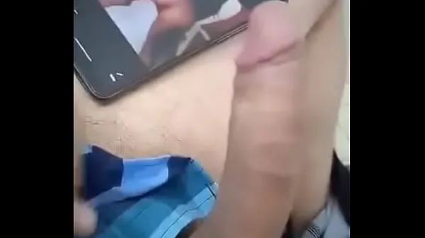 새로운 비디오 Pulling his cock looking at photos of my wife 보여주세요