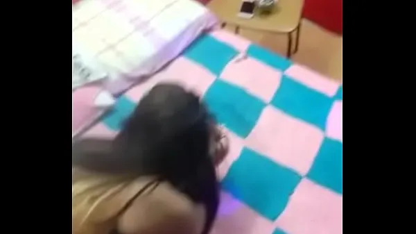 gatinha de 19 anos toda suada molhada de tanto o tiuzao socar nela safada pedia leitinho no cuzinho ate que tiu deu leite quente pra novinha Yeni Videoyu göster