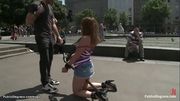 Mostra Giovane donna legata a gattonare in pubbliconuovi video