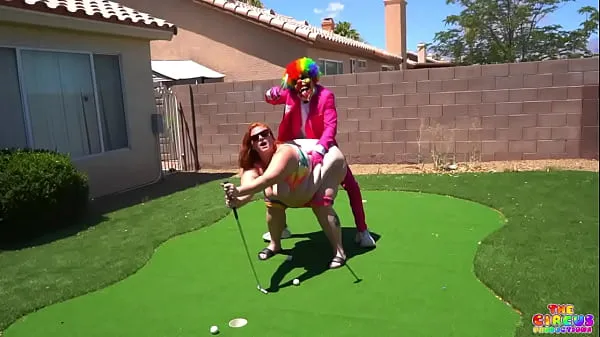 Zobraziť nové videá (Julie Ginger beat Gibby The Clown in a game of mini golf and this happened)