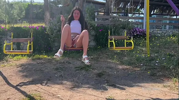 Bad girl pissed while riding the swing Yeni Videoyu göster