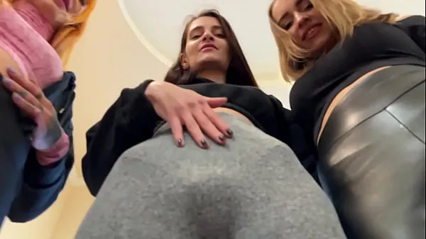 Mostrar Huele los culos, coños, axilas y calcetines sudorosos de tres chicas sudorosas - Triple POV Smelling Femdom vídeos nuevos