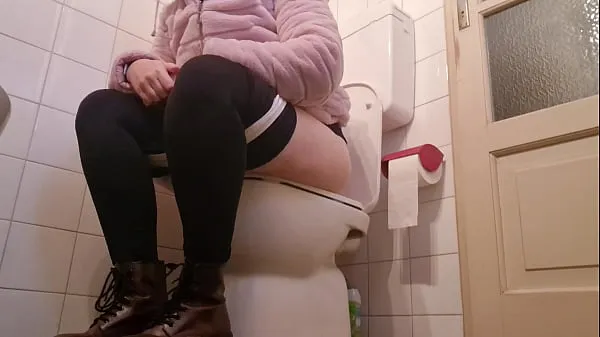 Hiển thị Great piss and farts in the bathroom of a friend 4K Video mới