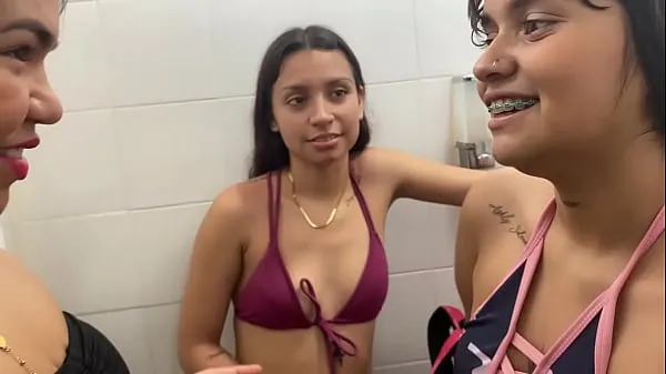 hacemos un trio con mi amiga y su hermanastra antes de irnos ala piscina Yeni Videoyu göster