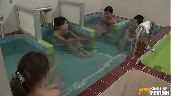 Afficher Des filles japonaises prennent une douche et se font doigter par un mec pervers nouvelles vidéos