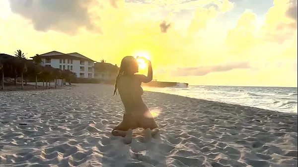 Mostrar Monika Fox Swims In Atlantic Ocean And Poses Naked On A Public Beach vídeos recentes