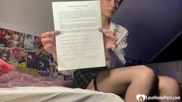 Mostra Ragazza annoiata che gioca con la sua fica succosanuovi video