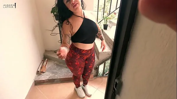 Tampilkan I fuck my horny neighbor when she is going to water her plants Video segar