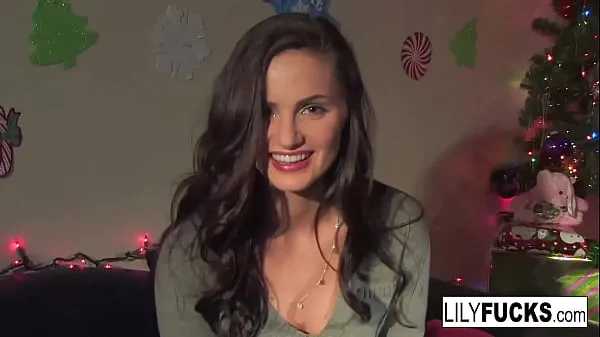 Mostrar Lily nos conta seus desejos de Natal com tesão antes de se satisfazer em ambos os buracos vídeos recentes