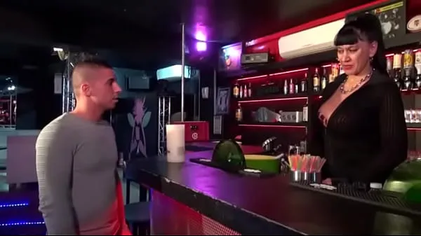 عرض A huge boobed mature cougar barmaid hiring young people by getting banged and facialized مقاطع فيديو حديثة