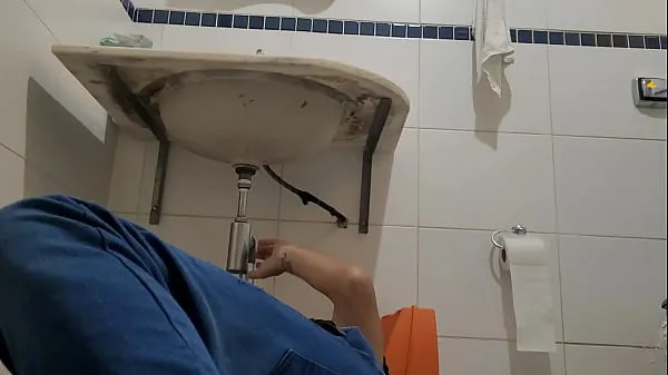 Prikaži I answered the plumber in a dress just to see if I had his dick svežih videoposnetkov