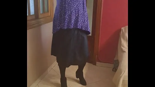 Prikaži Crossdresser in leather skirt svežih videoposnetkov