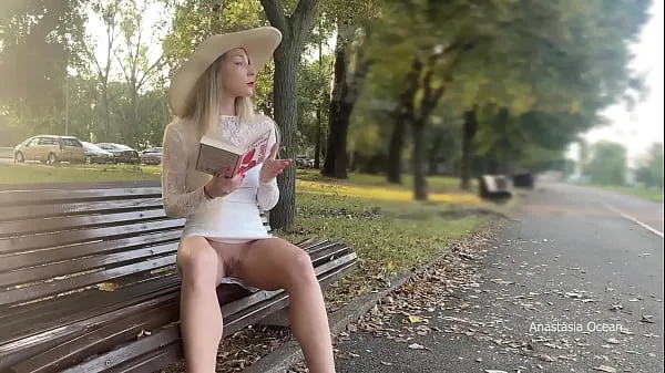 Meine Frau zeigt den Leuten im Park ihre Muschi. Keine Höschen in der Öffentlichkeitneue Videos anzeigen