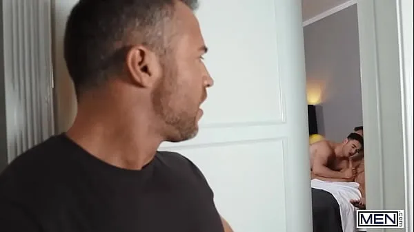 Afficher Michael Boston suce Colby Melvin puis se fait baiser par Damien White jusqu'à ce que les deux jouissent sur son visage - HOMMES nouvelles vidéos