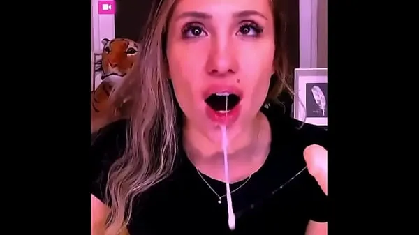 Julia B uses Lush toy to SQUIRT friss videó megjelenítése