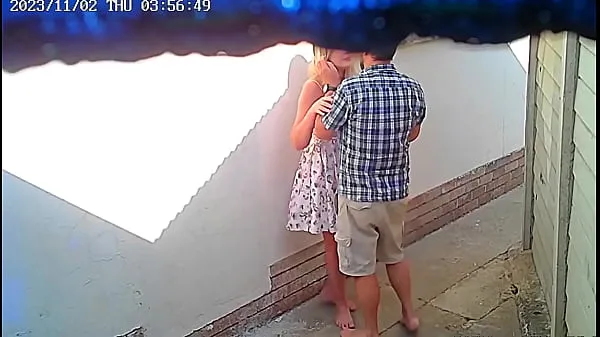 Afficher Une caméra de vidéosurveillance a filmé un couple en train de baiser devant un restaurant public nouvelles vidéos