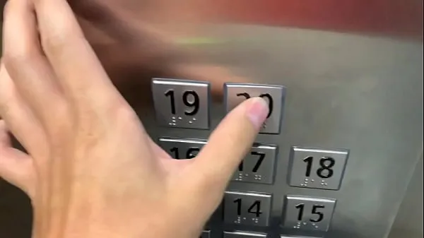 Sex in der Öffentlichkeit, im Aufzug mit einem Fremden und sie erwischen unsneue Videos anzeigen