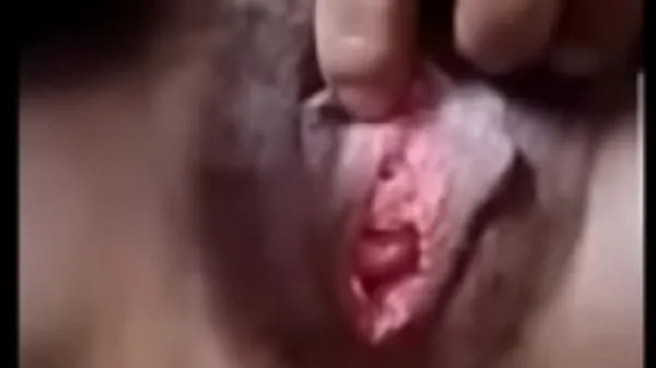 Mostrar A beautiful girl with a horny pussy sticks a finger in her clit. Looking at it makes your cock feel really good vídeos recentes