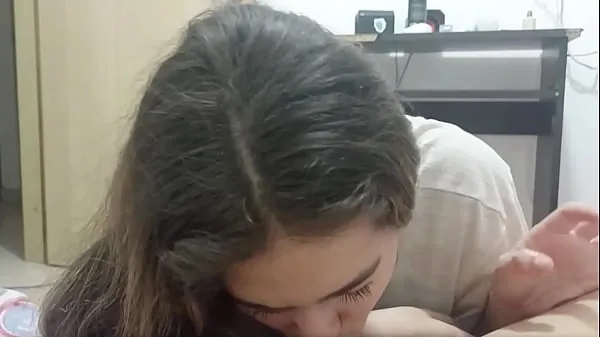 Die geile Stiefschwester nutzt die Gelegenheit, sich um ihren kleinen Stiefbruder zu kümmern, um ihm beizubringen, wie man eine Muschi lutschtneue Videos anzeigen