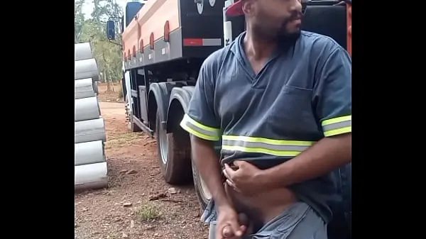 Worker Masturbating on Construction Site Hidden Behind the Company Truck friss videó megjelenítése