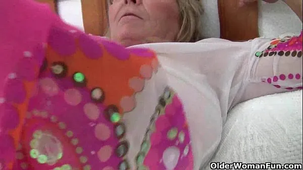 Mostrar Abuela con grandes tetas se masturba y se la follan con los dedos vídeos nuevos