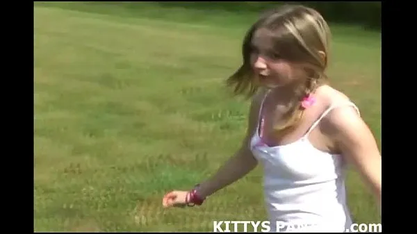 Unschuldige Teen Kitty blinkt ihr rosa Höschenneue Videos anzeigen