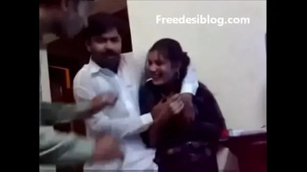 Εμφάνιση Pakistani Desi girl and boy enjoy in hostel room φρέσκων βίντεο